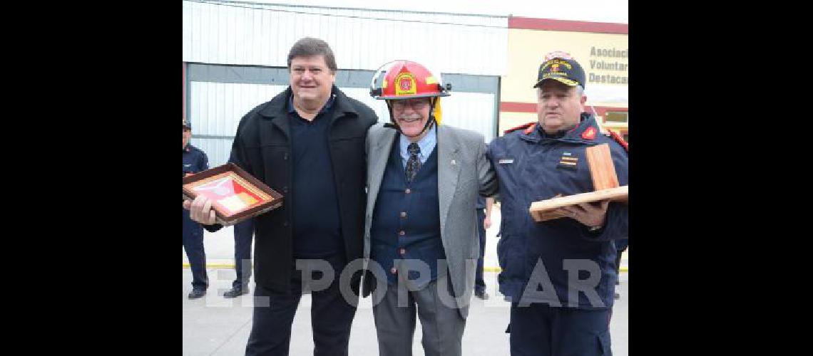 Cacho Warman posÃ³ con el casco que recibiÃ³ como reconocimiento 