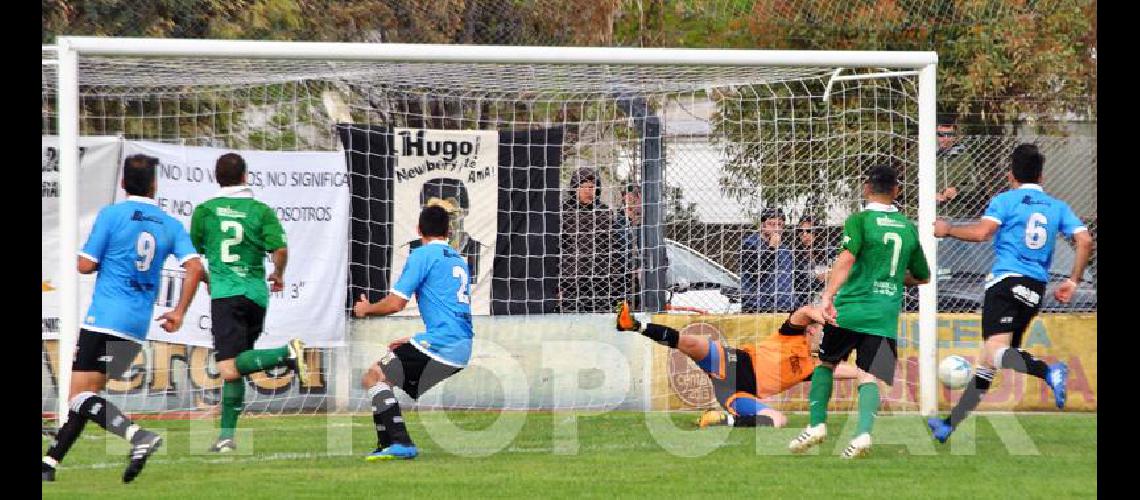 Parrella distrae en el primer palo y la pelota sorprende al arquero Molina Agencia Laprida