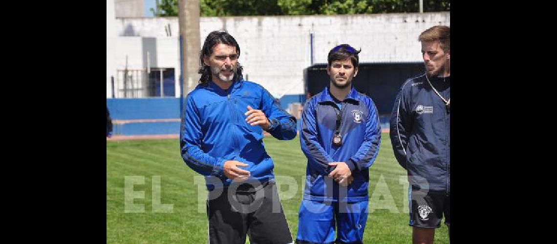 El ex defensor hablÃ³ con los chicos y participÃ³ en la prÃctica de El FortÃ­n 