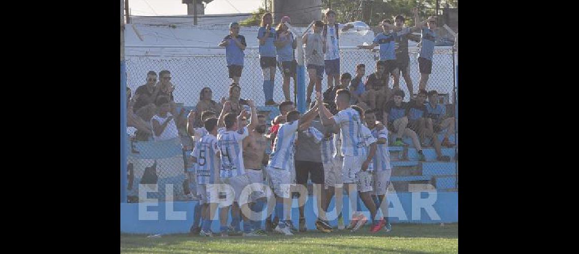 Ferro Carril Sud festeja ante su gente Otra vez dio vuelta una serie y sigue en carrera en el certamen 