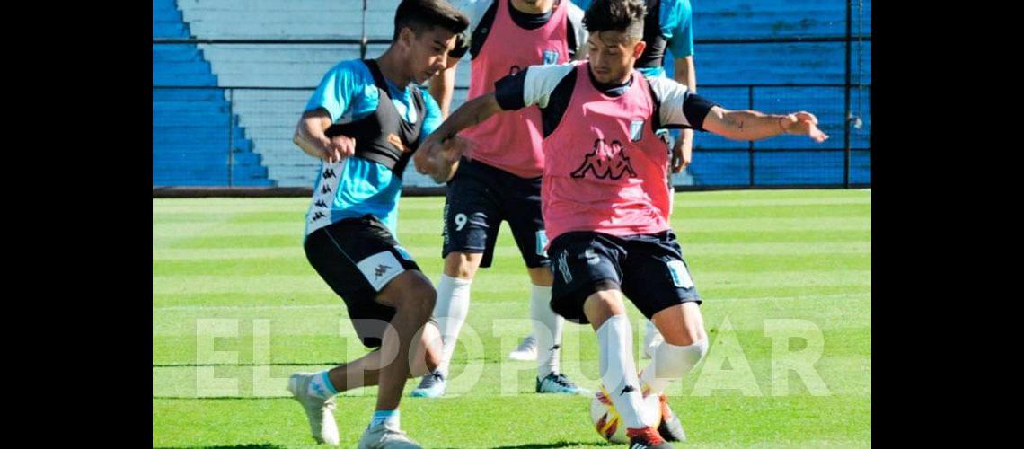 Juani Areco marca a Pol FernÃndez en la prÃctica de Racing de Avellaneda 