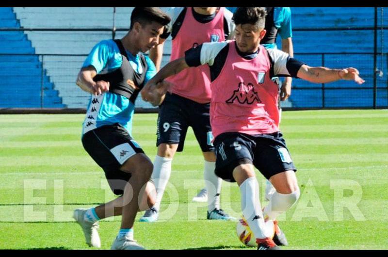 Juani Areco marca a Pol FernÃndez en la prÃctica de Racing de Avellaneda 