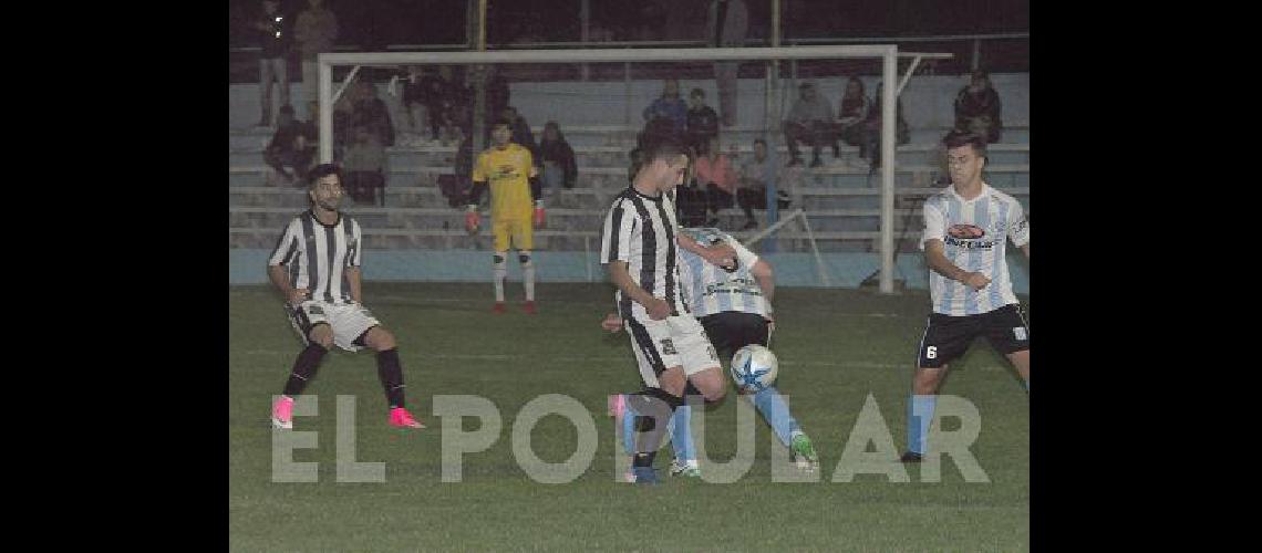 Ferro Carril Sud ganÃ³ como local ErrÃ³ mucho pero lo definiÃ³ en los Ãºltimos minutos 