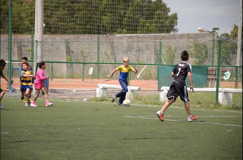 Maacutes de 800 chicos disfrutaron del fuacutetbol