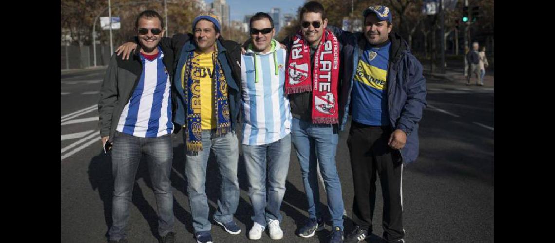 Hinchas millonarios y xeneizes juntos en EspaÃ±a Foto- Inma Flores  Reuters