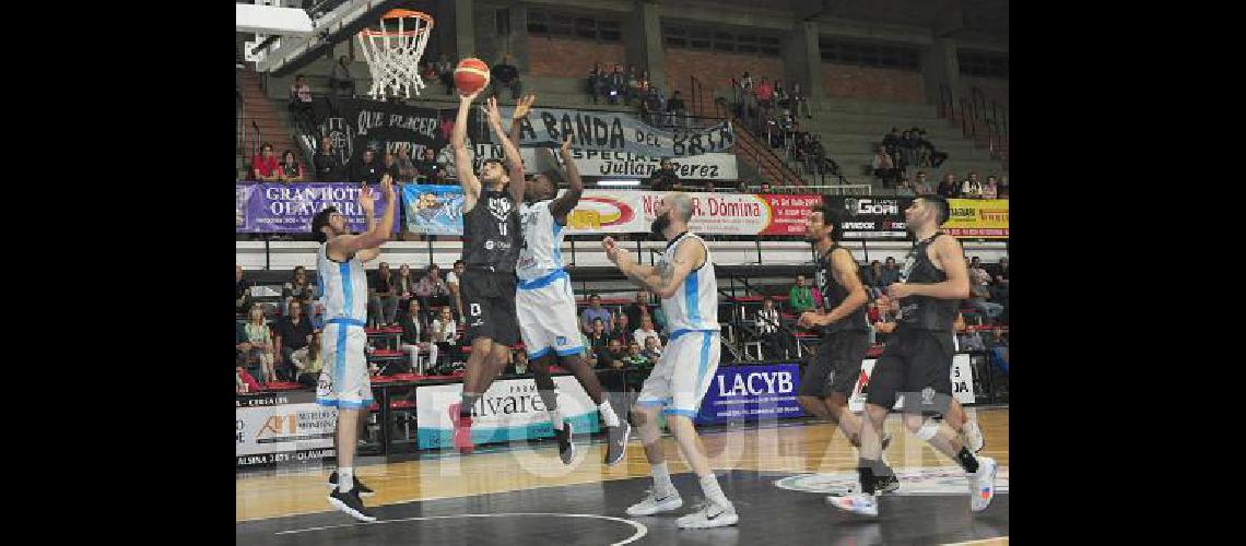 Estudiantes estirÃ³ anoche su invicto como local a siete partidos tras derrotar a Racing de Chivilcoy por un trabajoso 74 a 64 