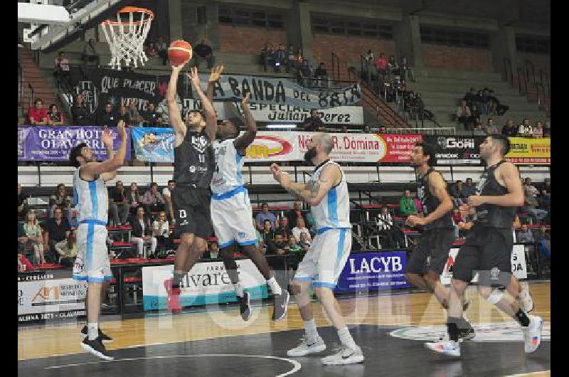 Estudiantes estirÃ³ anoche su invicto como local a siete partidos tras derrotar a Racing de Chivilcoy por un trabajoso 74 a 64 