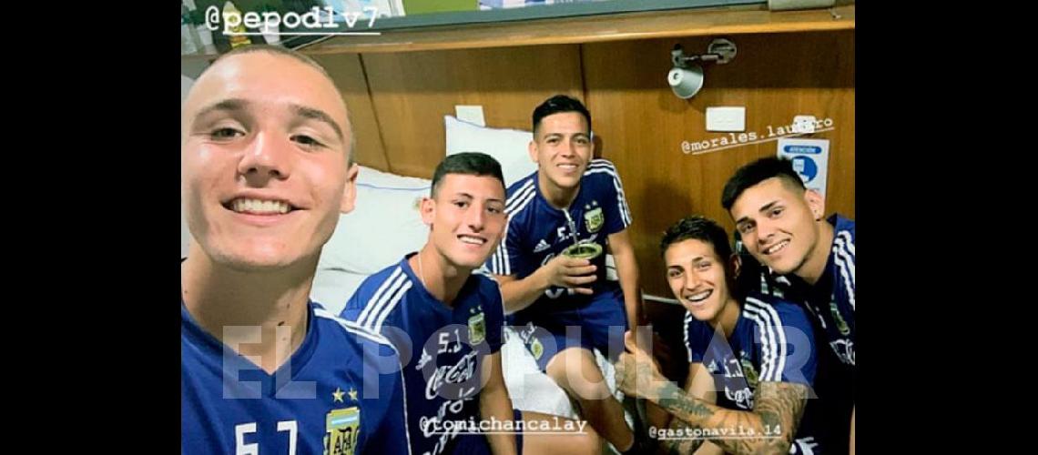 Pedro De la Vega en una mateada con los compaÃ±eros del Sub 20 entre ellos Ezequiel Barco 