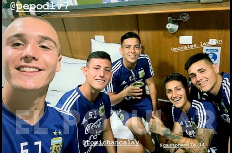 Pedro De la Vega en una mateada con los compaÃ±eros del Sub 20 entre ellos Ezequiel Barco 