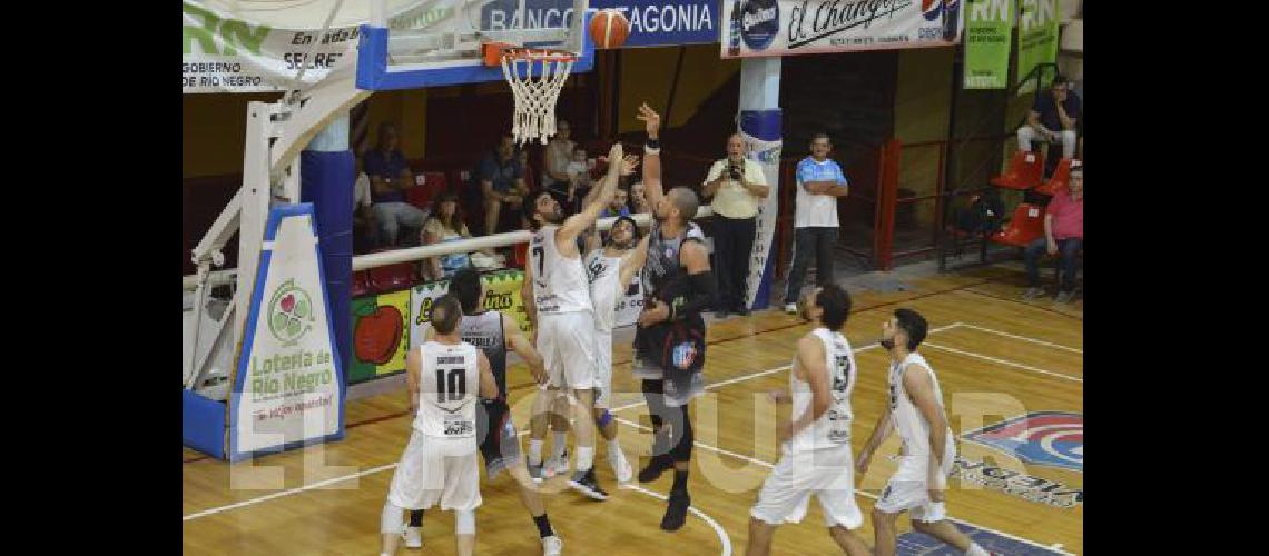 El Bataraz perdiÃ³ anoche frente a Deportivo Viedma en un partido que se definiÃ³ en el cierre 