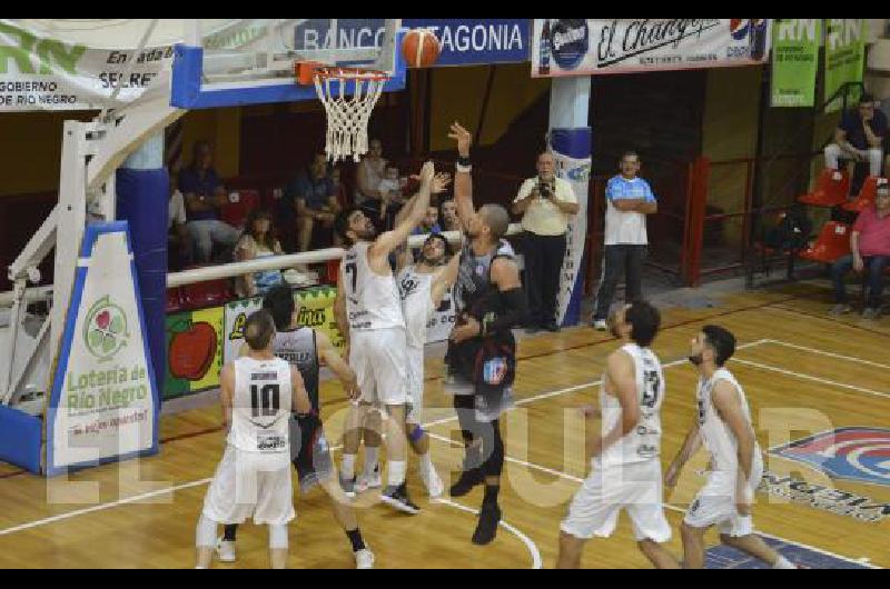 El Bataraz perdiÃ³ anoche frente a Deportivo Viedma en un partido que se definiÃ³ en el cierre 