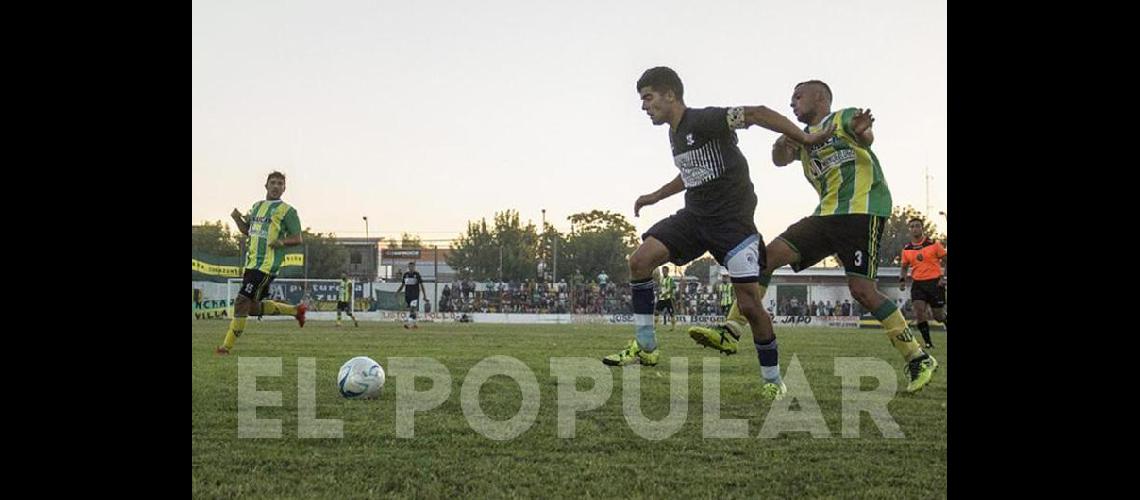 Mariano Borda (3) juega por izquierda 