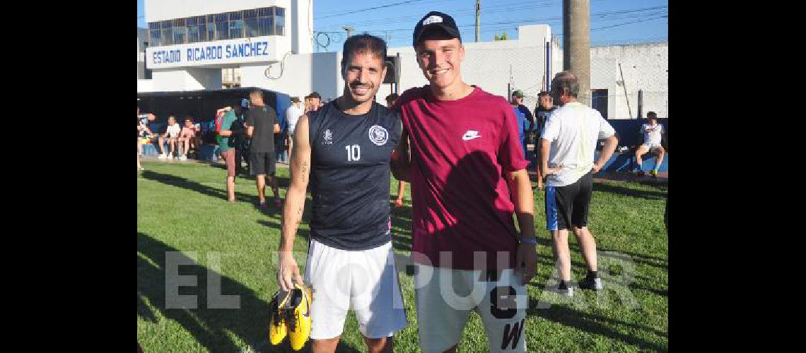 Dos momentos del fÃºtbol de OlavarrÃ­a reunidos en esta foto en el Ricardo SÃnchez- MatÃ­as Abelairas con Pedrito De la Vega 