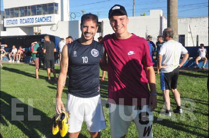 Dos momentos del fÃºtbol de OlavarrÃ­a reunidos en esta foto en el Ricardo SÃnchez- MatÃ­as Abelairas con Pedrito De la Vega 