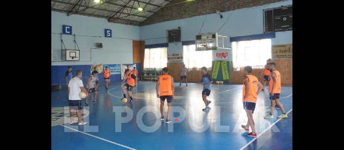 Mauricio Peralta realizÃ³ ayer fÃºtbol en espacio reducido 