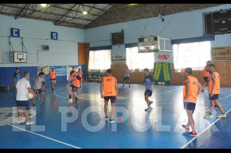 Mauricio Peralta realizÃ³ ayer fÃºtbol en espacio reducido 