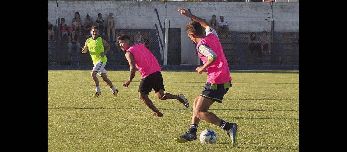 Braian Guille (en el centro) fue parte del encuentro solidario jugado el pasado domingo 