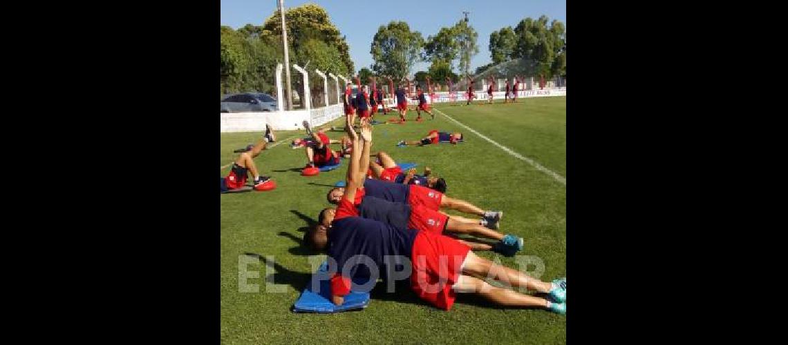 El plantel de CaÃ±uelas realiza parte de sus trabajos de pretemporada en la cancha de LilÃ�n de Laprida 