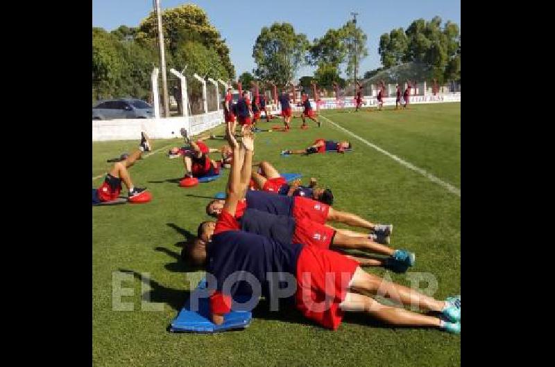 El plantel de CaÃ±uelas realiza parte de sus trabajos de pretemporada en la cancha de LilÃ�n de Laprida 