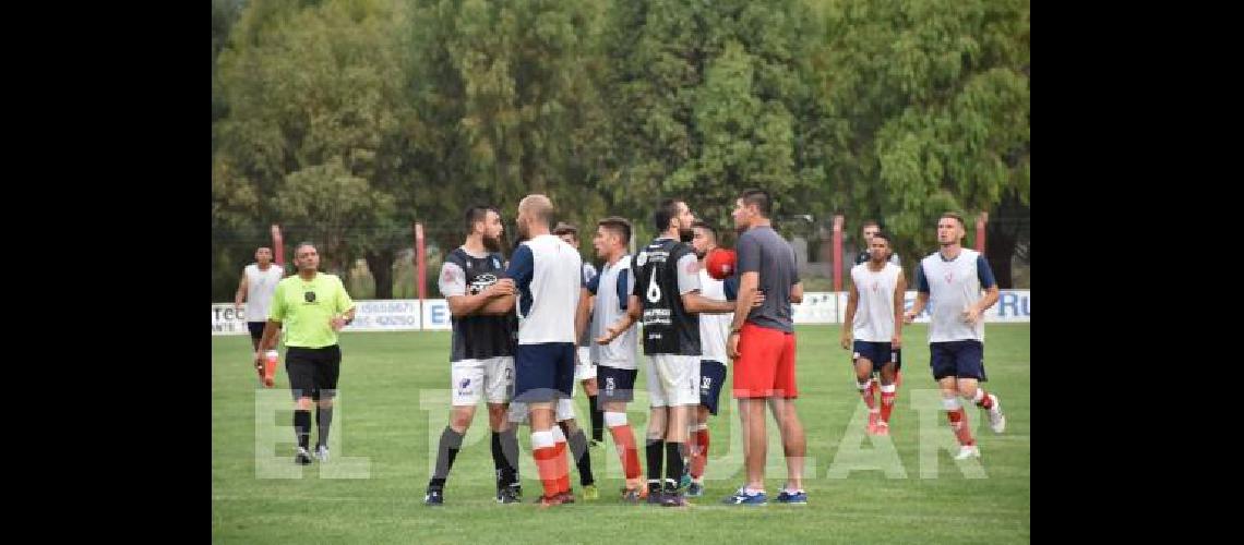 Por un tumulto que tuvo como protagonista a Emiliano CortÃ©s el partido estuvo suspendido varios minutos ayer en Laprida 