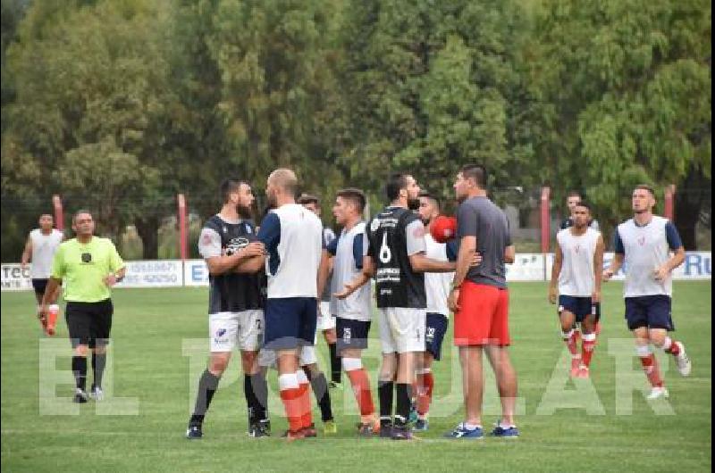 Por un tumulto que tuvo como protagonista a Emiliano CortÃ©s el partido estuvo suspendido varios minutos ayer en Laprida 