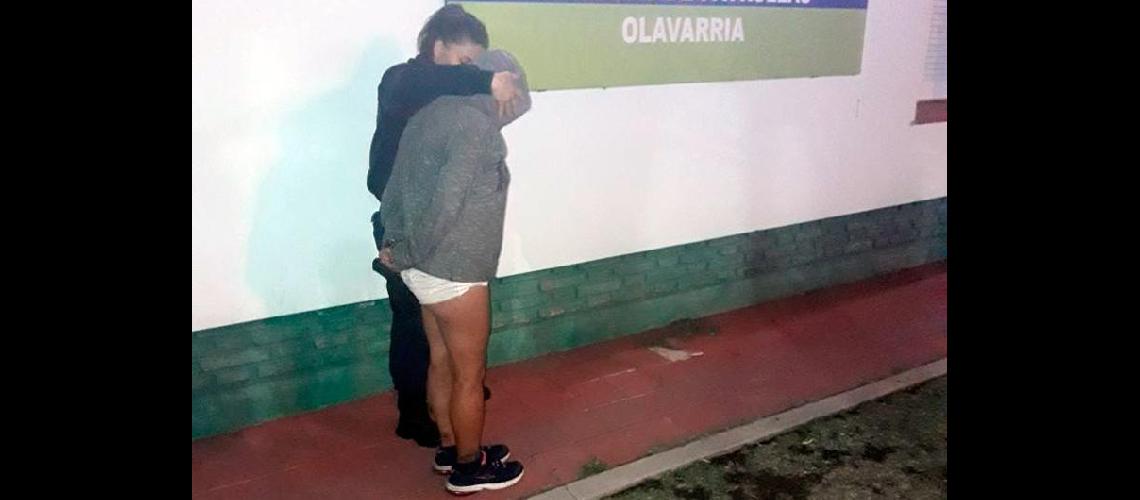 Una joven con prisioacuten domiciliaria agredioacute a su hermana y se autolesionoacute