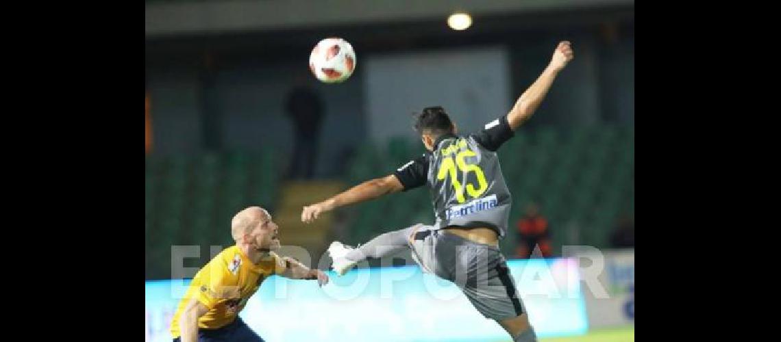 Facundo GarcÃ­a fue titular en el empate de AEK Larnaka 