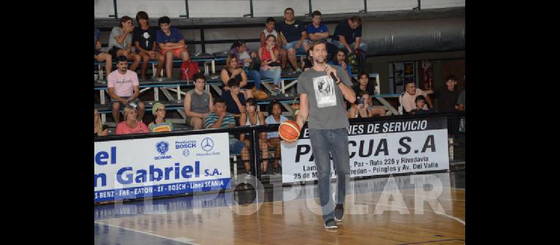 Fabricio Oberto tuvo contacto ayer con los chicos en el Maxigimnasio de Estudiantes 