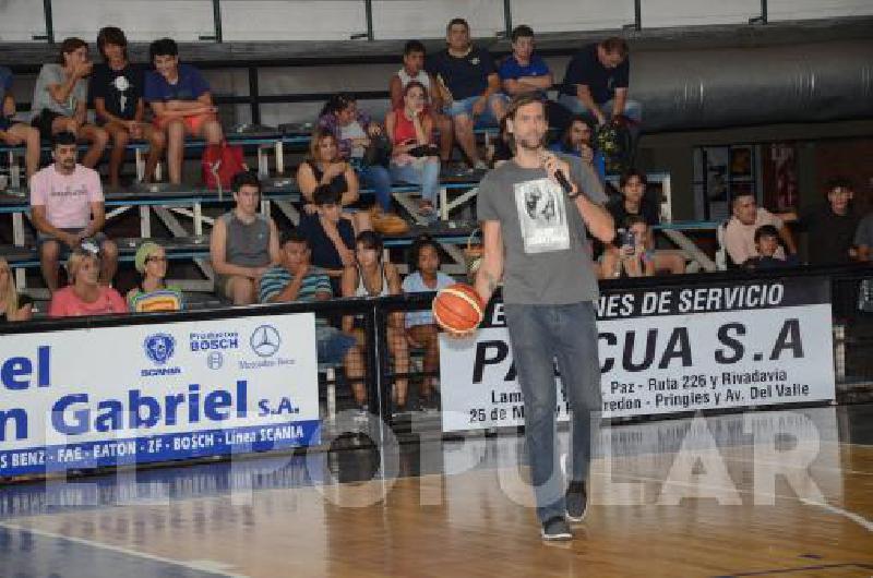 Fabricio Oberto tuvo contacto ayer con los chicos en el Maxigimnasio de Estudiantes 