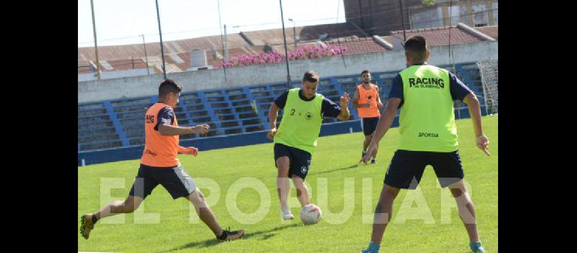 Kevin Guevara serÃ uno de los delanteros de Racing en la visita a HuracÃn de Saladillo 