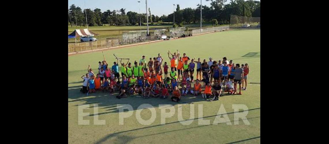 Un nutrido grupo se reuniÃ³ en la cancha de Estudiantes 