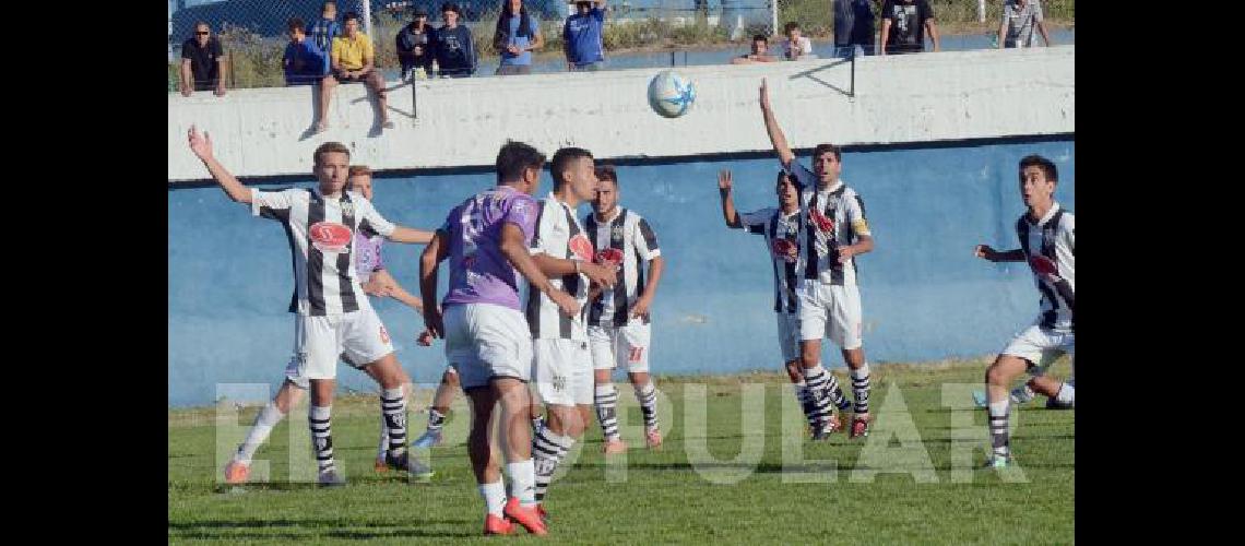 Roberto Tucker abriÃ³ el partido con este cabezazo y luego de una acciÃ³n que generÃ³ polÃ©mica 