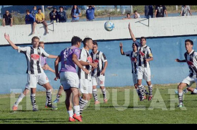 Roberto Tucker abriÃ³ el partido con este cabezazo y luego de una acciÃ³n que generÃ³ polÃ©mica 