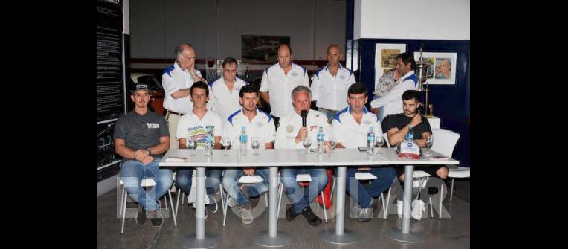 Renzo Cerreti Lucas Bayala Juan Traversa Miguel Bongioanni Gustavo Tolosa y Leopoldo Cirioli en la primera fila del lanzamiento de la carrera 