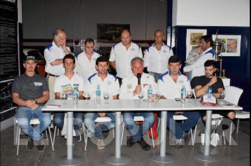 Renzo Cerreti Lucas Bayala Juan Traversa Miguel Bongioanni Gustavo Tolosa y Leopoldo Cirioli en la primera fila del lanzamiento de la carrera 