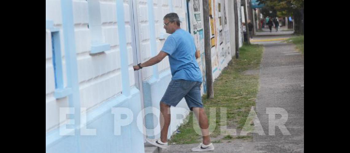 Fernando Di Carlo llegando ayer a la cancha de Ferro para despedirse del plantel de Racing 