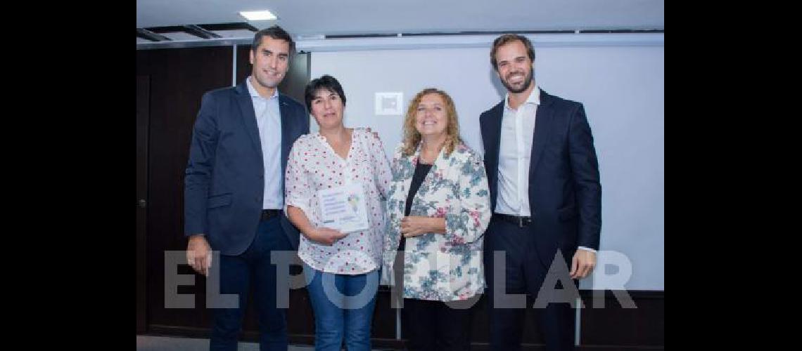 Silvia ZÃ�rate recibiÃ³ la distinciÃ³n por la ciudad de Laprida 