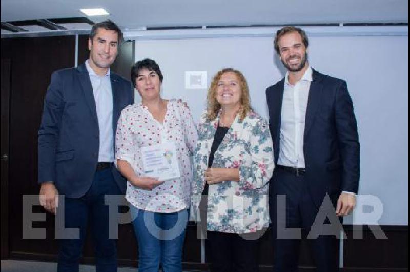 Silvia ZÃ�rate recibiÃ³ la distinciÃ³n por la ciudad de Laprida 