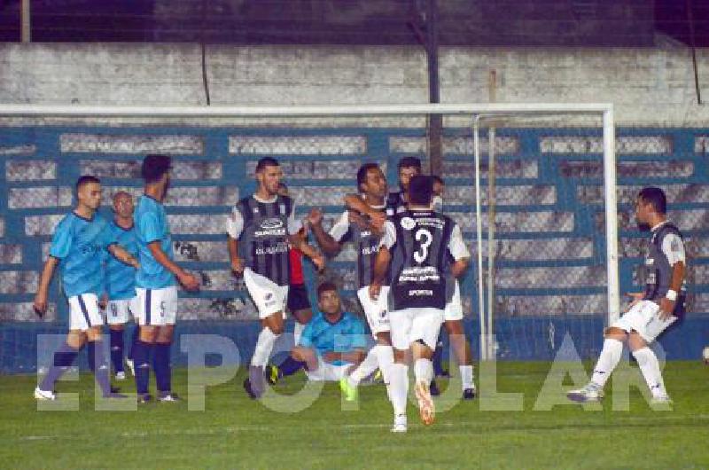 Todos saludan a Barrios SuÃrez que marcÃ³ el gol y despuÃ©s se fue lesionado (rodilla) 