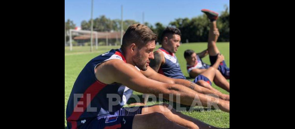 Lucas Janson detrÃs de Federico GonzÃlez Tigre se entrenÃ³ ayer de cara al duelo ante Racing 