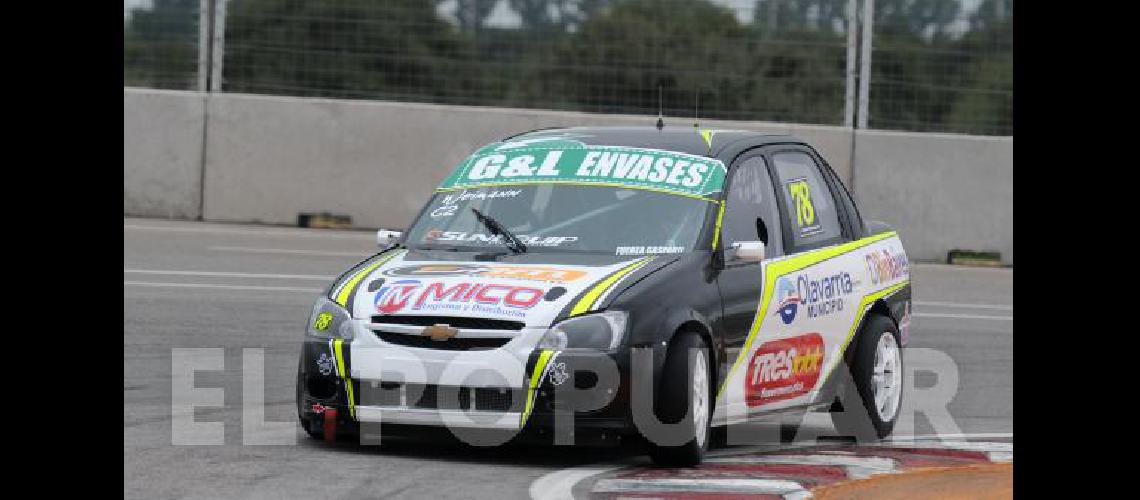 Bebo Weimann va por la segunda carrera el Chevrolet Corsa del equipo JCB Motorsport 