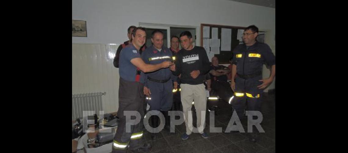 Bomberos Voluntarios devolvioacute un reloj encontrado en el fondo del Balneario