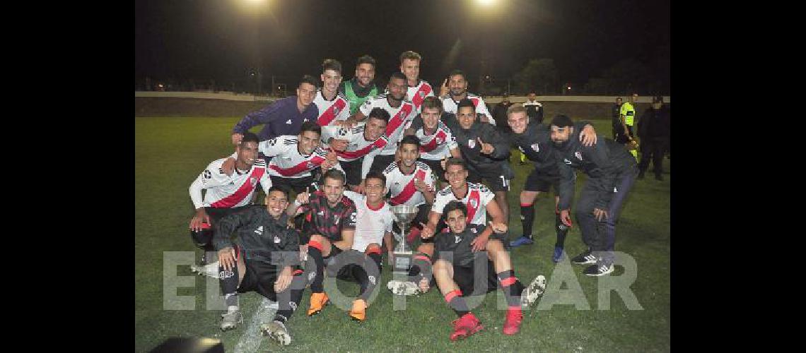 River recibiÃ³ la Copa y cerrÃ³ la noche con festejos en el Parque Carlos Guerrero 