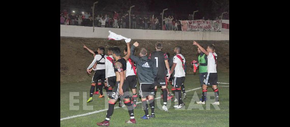 Con el pitazo final los jugadores celebraron con el pÃºblico 