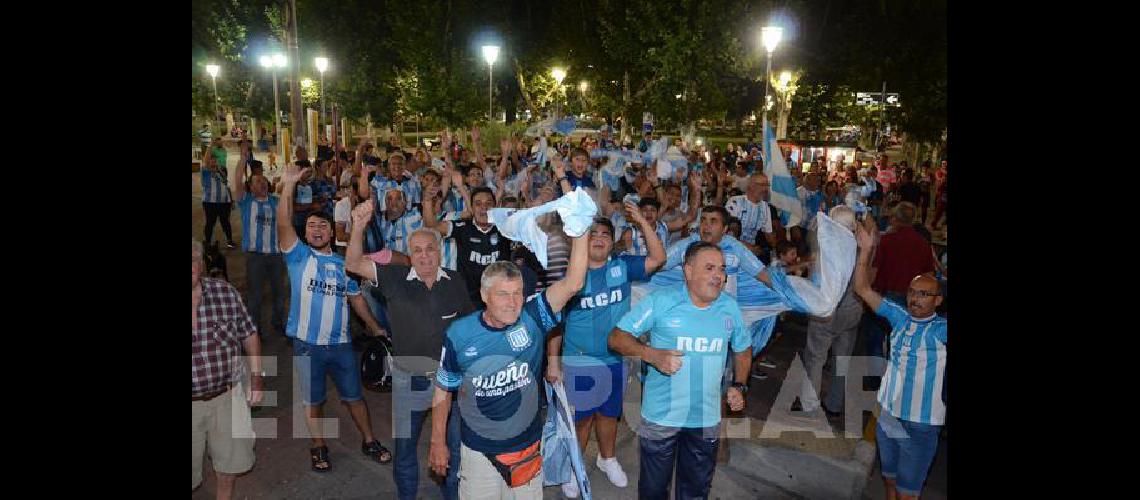 Los hinchas de Racing dieron la vuelta en el centro