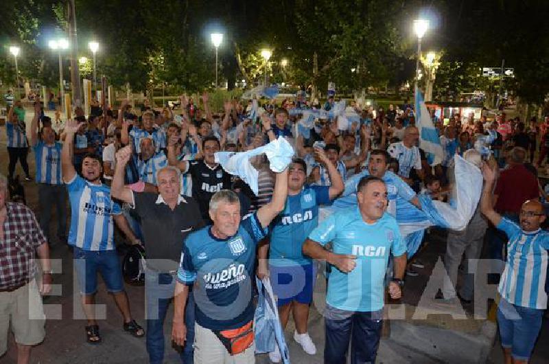 Los hinchas de Racing dieron la vuelta en el centro