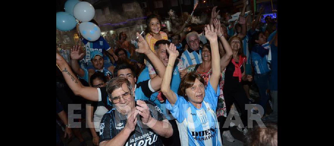 Los hinchas de Racing dieron la vuelta en el centro