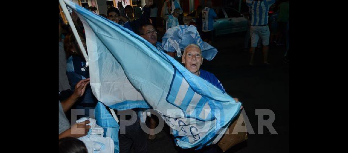 Los hinchas de Racing dieron la vuelta en el centro