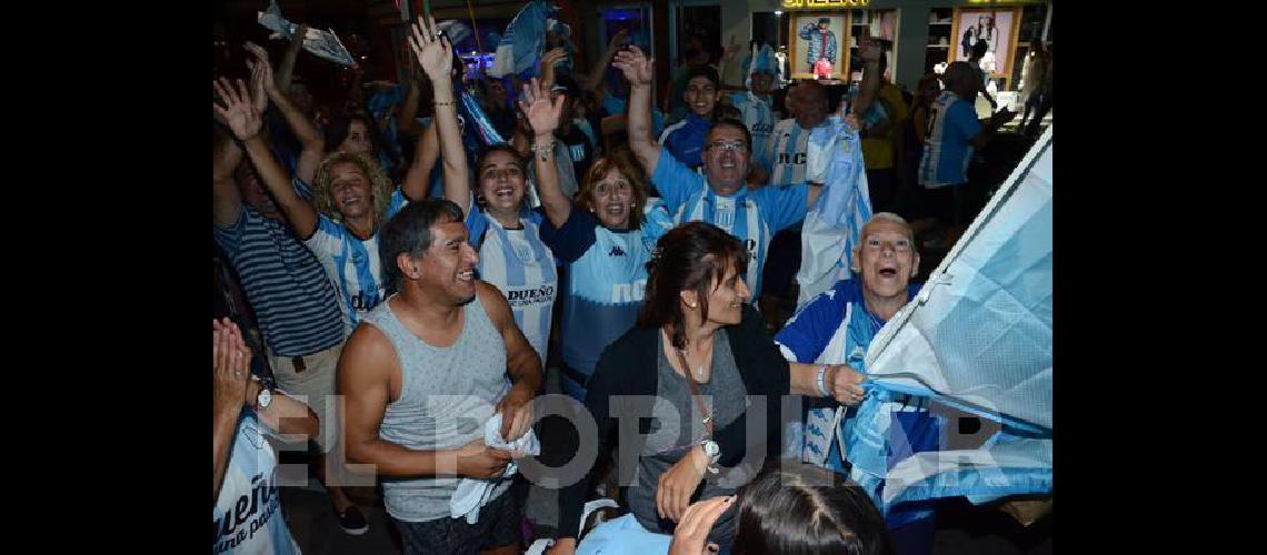 Los hinchas de Racing dieron la vuelta en el centro