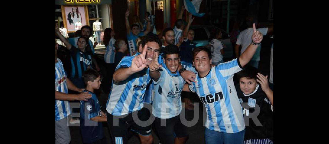 Los hinchas de Racing dieron la vuelta en el centro